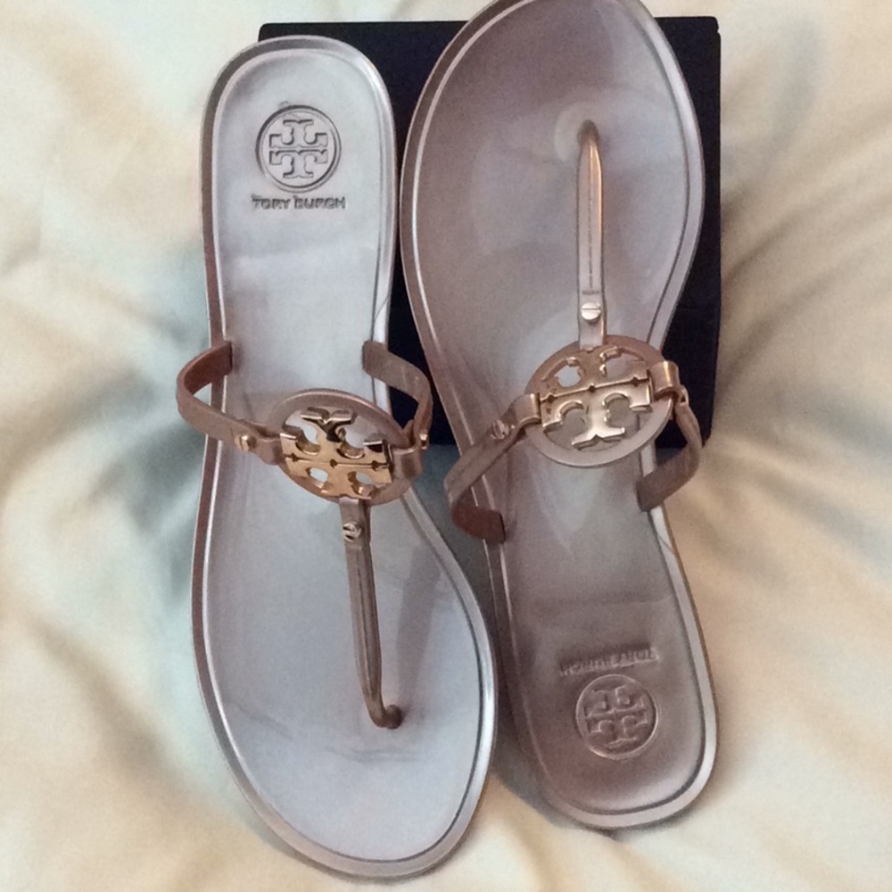 TORY BURCH ROSE GOLD LOGO JELLY TONGS SIZE 9